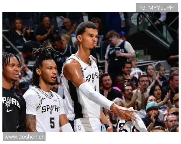 年轻球员激情四溢文班遭双人犯规卡斯尔与米奇争执双双被罚