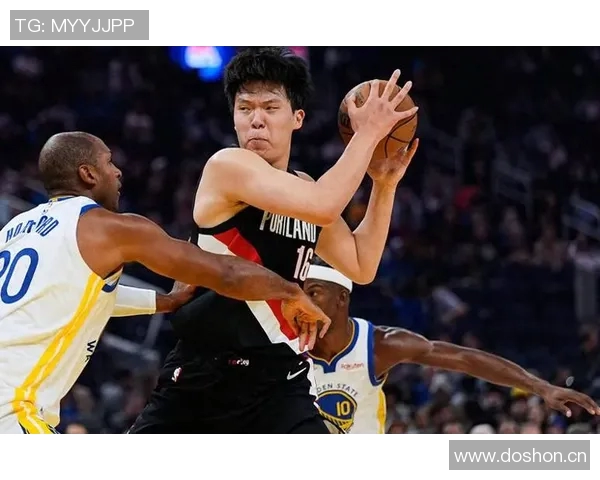 杨瀚森赛前热身展现惊人实力完美对抗后勾手与暴扣三分球全中 杨瀚森赛前热身展现惊人实力完美对抗后勾手与暴扣三分球全中