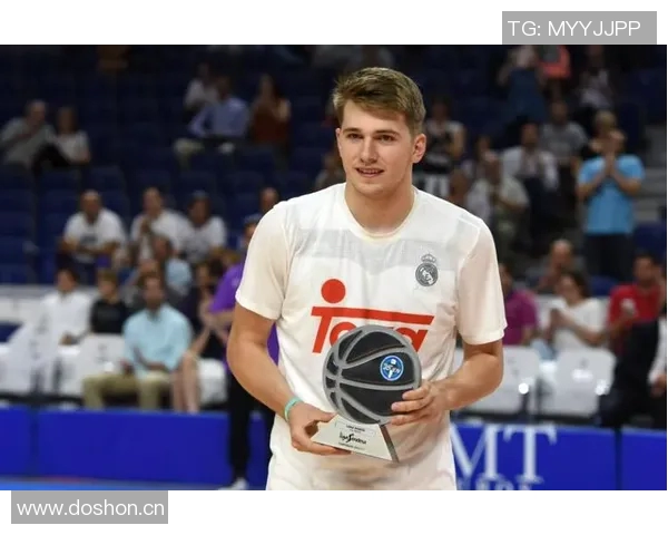 东契奇荣膺11月16日NBA最佳球员展现超凡实力与领导力 东契奇荣膺11月16日NBA最佳球员展现超凡实力与领导力