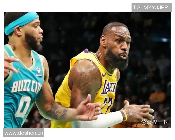 NBA西决场边惊现詹姆斯球迷差点与偶像亲密接触的激动时刻