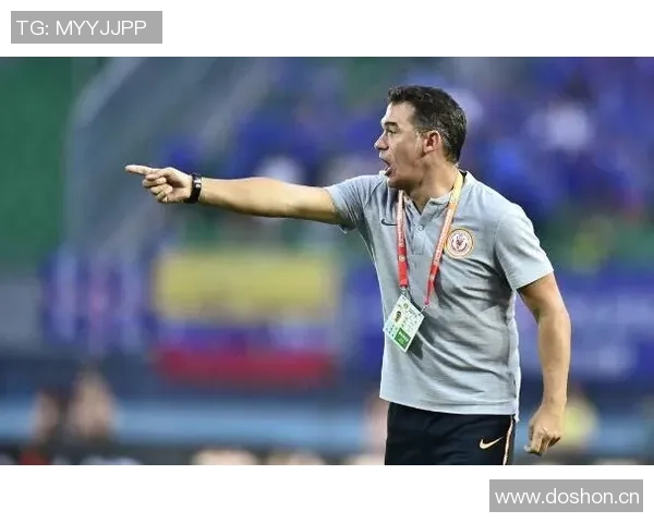 徐江批评路易斯泼脏水行为不当表达对申花的支持与立场