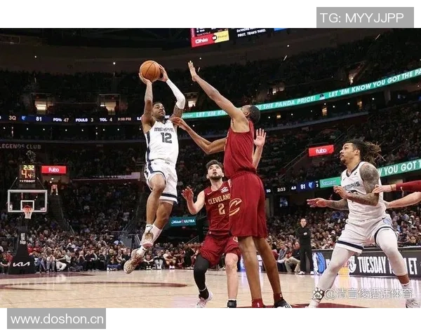 攻防兼备的双星表现莫布里20分6板5助阿伦19分12板助力球队胜利